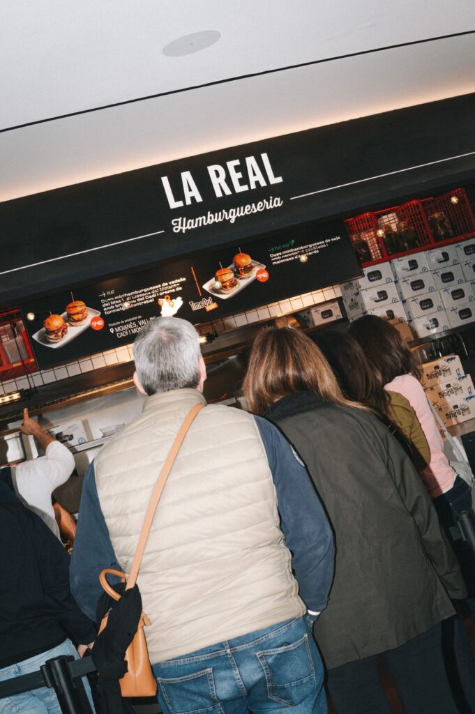 Clientes pidiendo en el mostrador de La Real en el Time Out Market