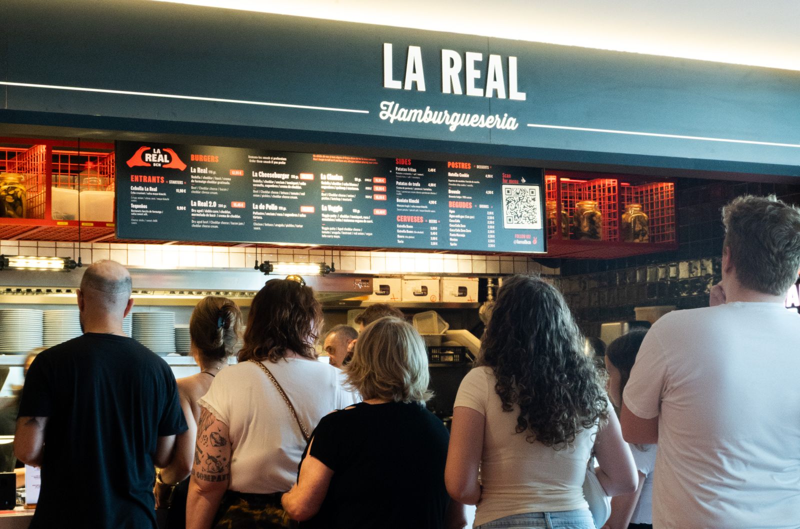 Clientes haciendo cola en el mostrador de La Real Hamburguesería